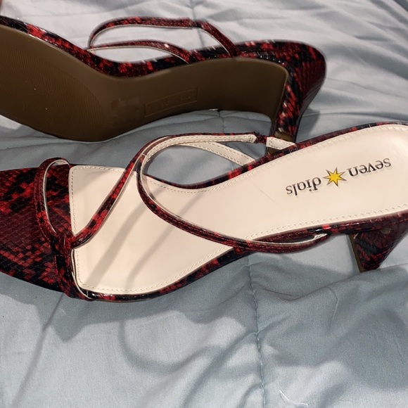 Red and black snake print heels size 8.5 - Picture 3 of 3
